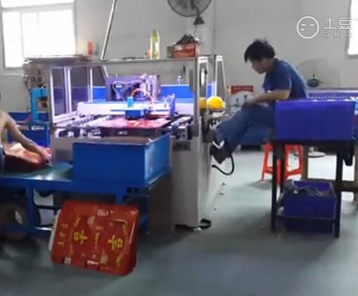 米兰（中国）通过设备自动安装到纸箱上