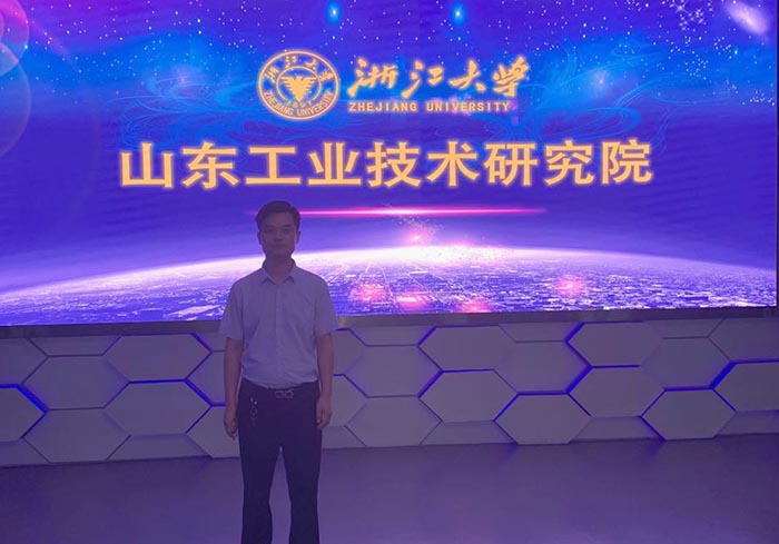 米兰（中国）负责人拍照留影